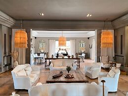 Villa Singulière By Louhou Collection