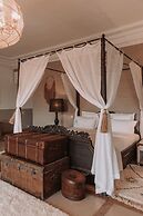 Villa Singulière By Louhou Collection