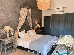 Villa Singulière By Louhou Collection