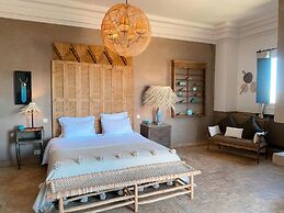 Villa Singulière By Louhou Collection