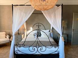 Villa Singulière By Louhou Collection