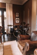 Villa Singulière By Louhou Collection