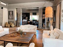 Villa Singulière By Louhou Collection