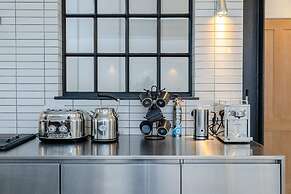 Sleek & Stylish 2BD Flat - Warren Street