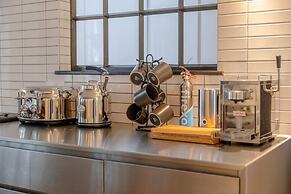 Sleek & Stylish 2BD Flat - Warren Street