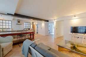 Sleek & Stylish 2BD Flat - Warren Street