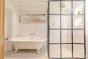 Sleek & Stylish 2BD Flat - Warren Street