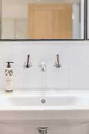 Sleek & Stylish 2BD Flat - Warren Street