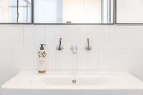 Sleek & Stylish 2BD Flat - Warren Street