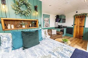 Willows Rest - 1 Bed Shepherd's Hut - Pentlepoir