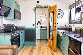 Willows Rest - 1 Bed Shepherd's Hut - Pentlepoir