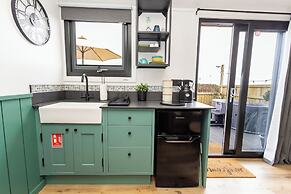 Willows Rest - 1 Bed Shepherd's Hut - Pentlepoir