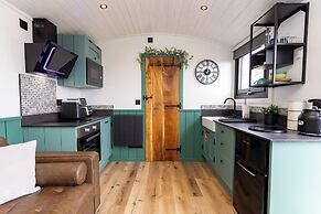 Willows Rest - 1 Bed Shepherd's Hut - Pentlepoir