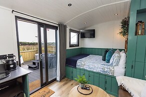 Willows Rest - 1 Bed Shepherd's Hut - Pentlepoir