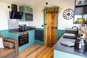 Willows Rest - 1 Bed Shepherd's Hut - Pentlepoir