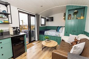 Willows Rest - 1 Bed Shepherd's Hut - Pentlepoir