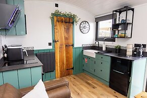 Willows Rest - 1 Bed Shepherd's Hut - Pentlepoir