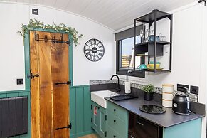 Willows Rest - 1 Bed Shepherd's Hut - Pentlepoir