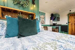Willows Rest - 1 Bed Shepherd's Hut - Pentlepoir
