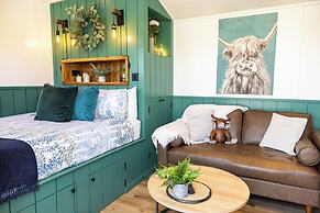Willows Rest - 1 Bed Shepherd's Hut - Pentlepoir