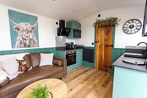 Willows Rest - 1 Bed Shepherd's Hut - Pentlepoir