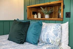 Willows Rest - 1 Bed Shepherd's Hut - Pentlepoir