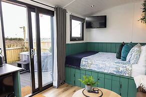 Willows Rest - 1 Bed Shepherd's Hut - Pentlepoir