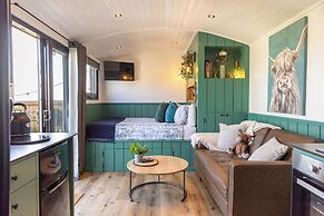 Willows Rest - 1 Bed Shepherd's Hut - Pentlepoir
