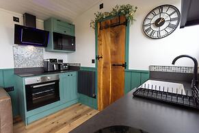 Willows Rest - 1 Bed Shepherd's Hut - Pentlepoir