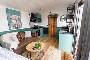 Willows Rest - 1 Bed Shepherd's Hut - Pentlepoir