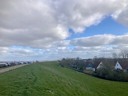 Spacious 6-person Holiday Home Dijkrose Close to the Lauwersmeer