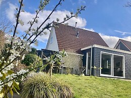 Spacious 6-person Holiday Home Dijkrose Close to the Lauwersmeer