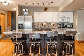 Muskoka Lakeshore Cottage Bliss