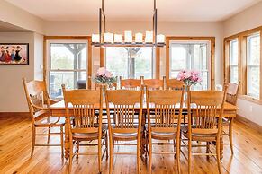 Muskoka Lakeshore Cottage Bliss