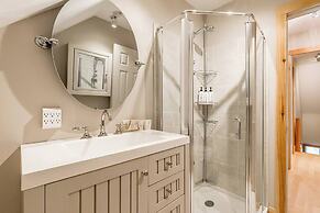 Muskoka Lakeshore Cottage Bliss