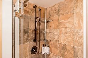 Muskoka Lakeshore Cottage Bliss