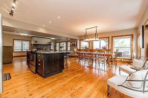 Muskoka Lakeshore Cottage Bliss