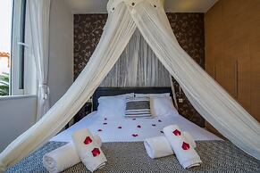 Artdeco Luxury Suites