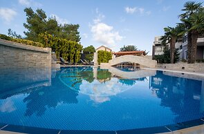 Artdeco Luxury Suites