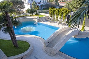 Artdeco Luxury Suites