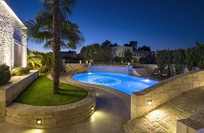 Artdeco Luxury Suites