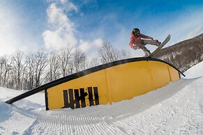 Swiss Mtn Condo: 3 Mi to Seven Springs Resort