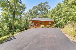 Private Hot Tub & EV Charger: Cozy Murphy Cabin!