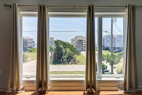 'west of the Moon' Ocean Apt w/ Beach Access!