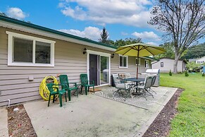 Cottage w/ Yard + Grill ~ 21 Mi to Hocking Hills!