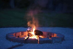 Cottage w/ Yard + Grill ~ 21 Mi to Hocking Hills!