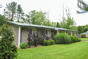 Cottage w/ Yard + Grill ~ 21 Mi to Hocking Hills!