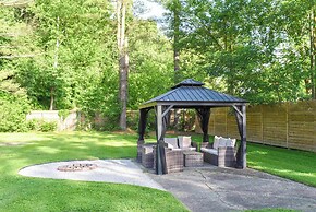 Cottage w/ Yard + Grill ~ 21 Mi to Hocking Hills!