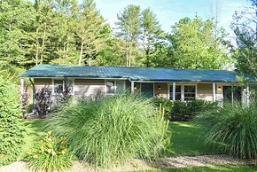 Cottage w/ Yard + Grill ~ 21 Mi to Hocking Hills!