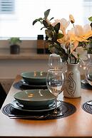 Trendy Apartment + Parking by Renters